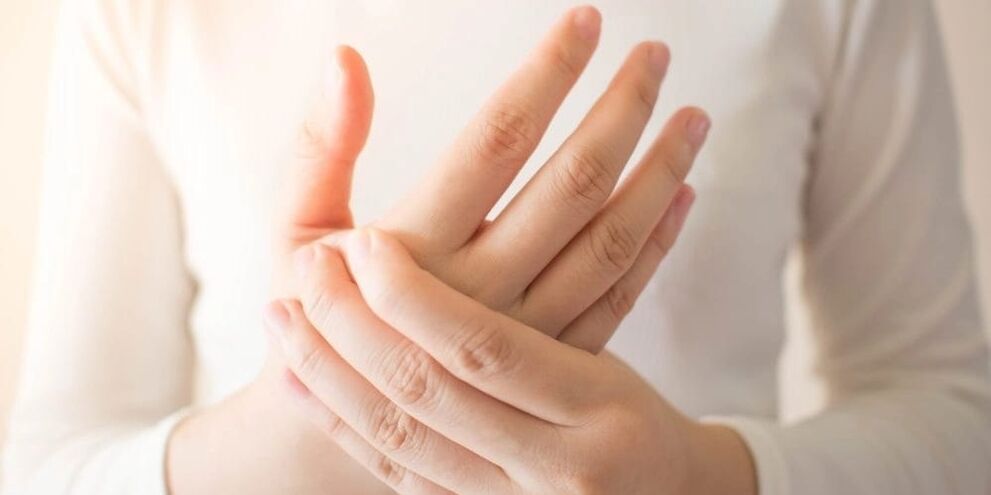 With gout, acute pain occurs in the finger joints, accompanied by bone growth on the knuckles.